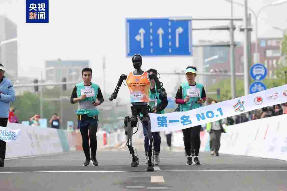 人形机器人马拉松推动技术突破与赛事升级 人形机器人马拉松推动技术突破与赛事升级